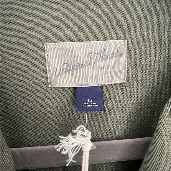 Universal Thread Green Jumpsuit with Collared Neckline and Adjustable Waist - Picture 3 of 8